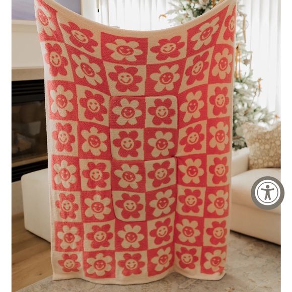 ❌ SOLD! Krista Horton Staykation Quillow - Picture 3 of 3